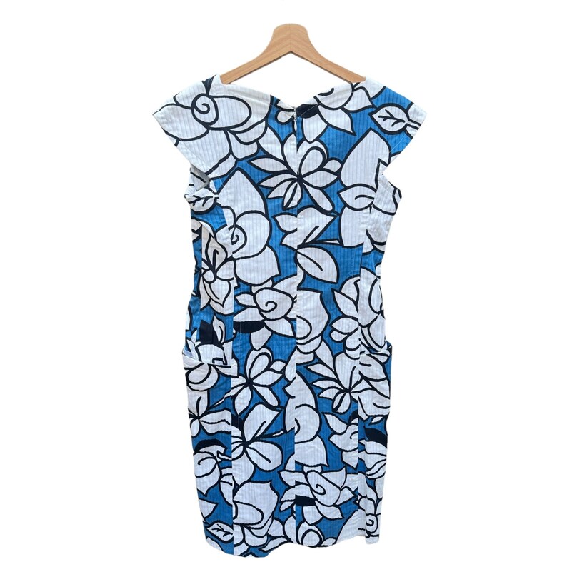 Puede incluir: Un vestido sin mangas con estampado floral azul y blanco. El vestido tiene un escote redondo y una cremallera en la espalda.