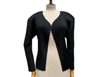 Issey Miyake Pleats Please zwarte jas, maat 3 (geschikt voor maat M).
