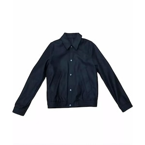 Peut inclure: Une veste noire à boutons avec un col et des manches longues.