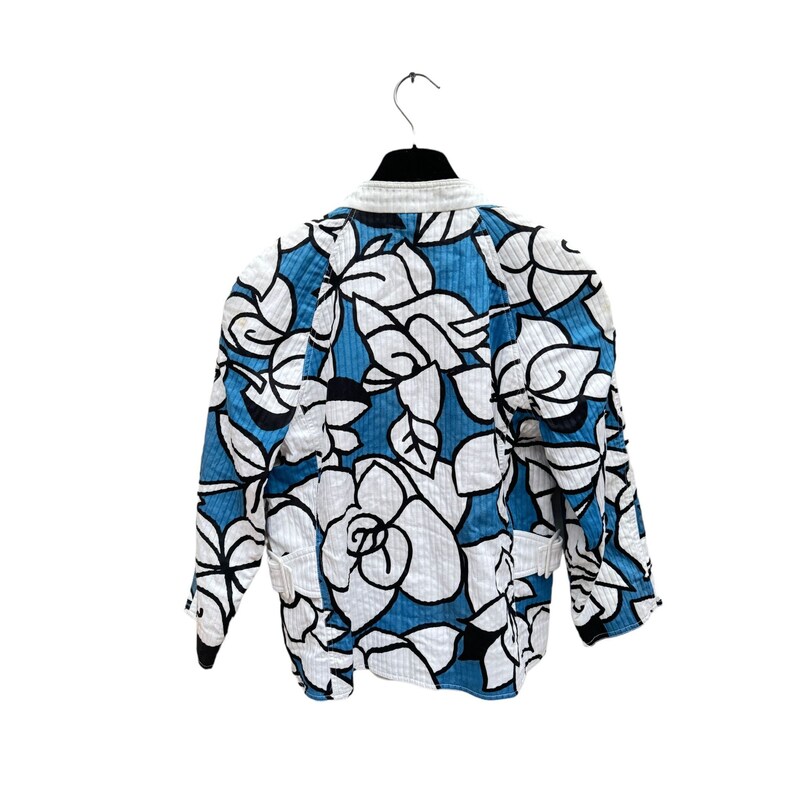 K&ouml;nnte beinhalten: Eine Jacke mit blauem und wei&szlig;em Blumendruck und gesteppter Textur. Die Jacke hat einen Stehkragen und lange &Auml;rmel.