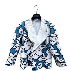 Peut inclure: Une veste &agrave; motif floral blanc et bleu avec une fermeture &agrave; double boutonnage et un col large.