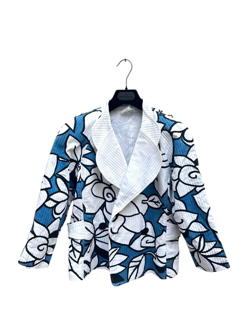 Peut inclure: Une veste &agrave; motif floral blanc et bleu avec une fermeture &agrave; double boutonnage et un col large.