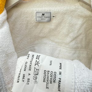 Puede incluir: Etiqueta blanca con texto negro que dice "MADE IN FRANCE" y "100% COTTON, COTTON, BAUMWOLLE, COTONE". La etiqueta tambi&eacute;n tiene un s&iacute;mbolo para limpieza en seco &uacute;nicamente.