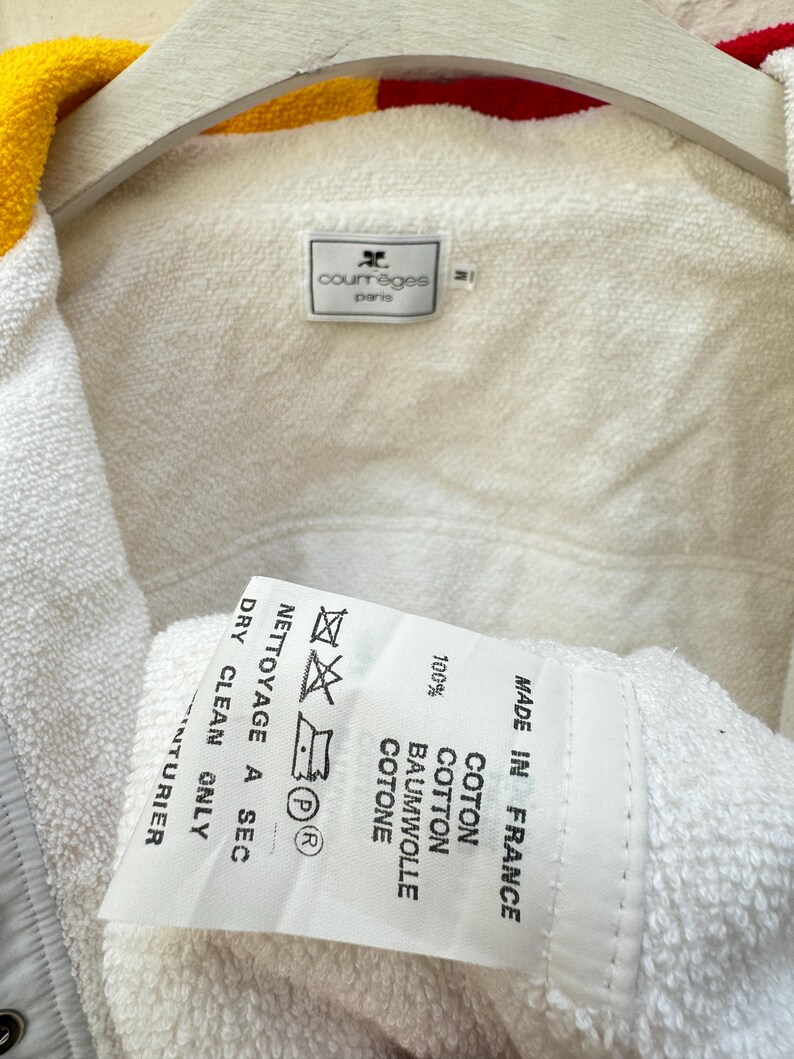 Puede incluir: Etiqueta blanca con texto negro que dice "MADE IN FRANCE" y "100% COTTON, COTTON, BAUMWOLLE, COTONE". La etiqueta tambi&eacute;n tiene un s&iacute;mbolo para limpieza en seco &uacute;nicamente.