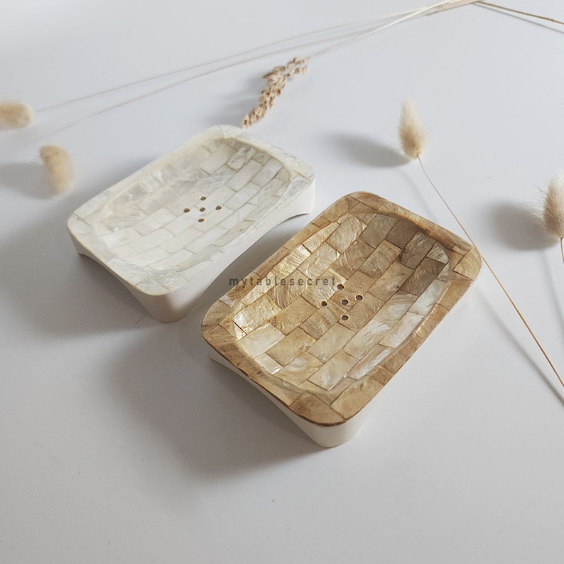 Puede incluir: Dos jaboneras rectangulares hechas de materiales naturales. Una es blanca y la otra es de color marr&oacute;n claro. Ambas tienen un patr&oacute;n tejido y agujeros de drenaje.