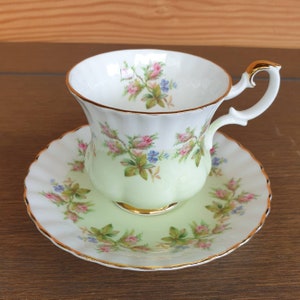Royal Albert Bone China kop en schotel NAAMLOOS bloemen van serie Winsome en porselein wit groen