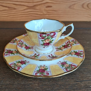 Trio kop, schotel en ontbijtbord Gold Damask, Royal Albert Old Country Roses - Ruby Celebration - Ribbon Collection