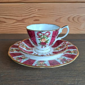 Trio kop, schotel en ontbijtbord Ruby Damask, Royal Albert Old Country Roses - Ruby Celebration - Ribbon Collection