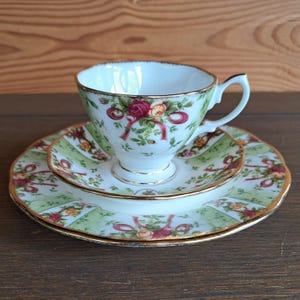 Trio kop, schotel en ontbijtbord Green Damask, Royal Albert Old Country Roses - Ruby Celebration - Ribbon Collection