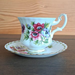 Royal Albert demitasse kop en schotel March Anemones Flower of the Month series