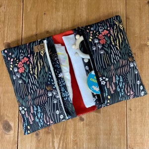 Windeltasche / Wickeltasche für unterwegs, schwarz mit Blumen und Schneckchen
