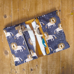 Windeltasche / Wickeltasche für unterwegs, blau / gelb mit Löwe