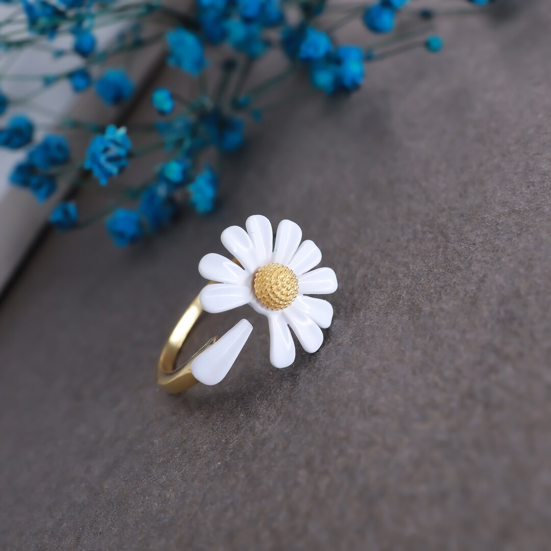 White on sale daisy ring