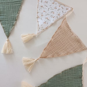 Ghirlanda di gagliardetti color lino e verde salvia per la decorazione della cameretta del bambino in garza di cotone, stile boho retrò vintage