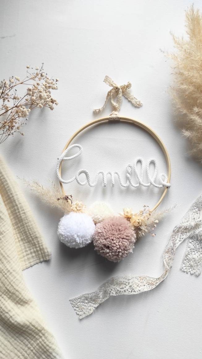 Couronne Pompons Fleurs Séchées avec Prénom Tricotin Enfant Bébé Déco Boho Chambre Cadeau Naissance