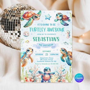Peut inclure: Une carte d'invitation d'anniversaire rectangulaire avec des illustrations à l'aquarelle de tortues marines, un hippocampe, un crabe et du corail. Le texte indique : IT'S GOING TO BE TURTLEY AWESOME, JOIN US TO CELEBRATE SEBASTIAN'S 2ND BIRTHDAY.