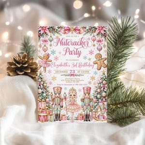 Puede incluir: Una tarjeta de invitación rectangular con temática de Cascanueces en tonos rosa, dorado y verde. El texto dice: Join us for a Nutcracker Party to celebrate Elizabeth's 3rd Birthday, December 23 at 1:30PM, Elizabeth's House, 456 Tungs Street Southville, Jackson DA 589, Rsvp to Cassandra at 789-456-1230. El diseño incluye figuras de pan de jengibre, soldados cascanueces, una bailarina, árboles de Navidad y copos de nieve.