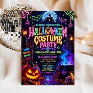 Può includere: Un invito rettangolare per una festa in costume di Halloween con testo al neon, una zucca luminosa, un calderone nero con fumo viola, la sagoma di una casa stregata e pipistrelli. Il testo recita: Halloween Costume Party, Saturday, October 13 at 7:00PM, Elizabeth's House, 1234 Spookiville, Phoenix Arizona 0005.