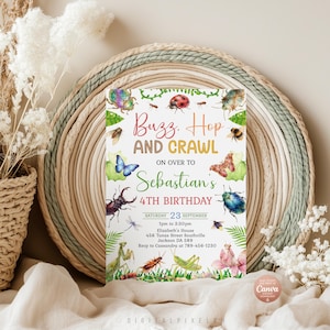 Puede incluir: Una tarjeta de invitación blanca para un 4º cumpleaños con el texto "Buzz, Hop, and Crawl". Presenta ilustraciones de insectos y mariposas, junto con la fecha, hora y lugar de la fiesta.