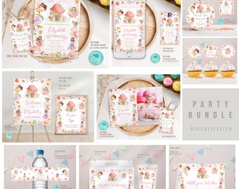 Può includere: Un pacchetto di festa stampabile per un secondo compleanno con un tema di fate. Il pacchetto include un cartello di benvenuto, un invito, etichette per il cibo, topper per cupcake, etichette di ringraziamento ed etichette per bottiglie d'acqua. Il design presenta fate, una casa a forma di fungo e fiori rosa, verdi e viola.