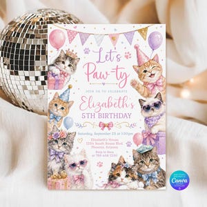 Puede incluir: Una tarjeta de invitación de cumpleaños rectangular con el texto Let's Paw-ty, Elizabeth's 5th Birthday y detalles de la fiesta. El diseño incluye ilustraciones de siete gatitos con gorros de fiesta, lazos y gafas de sol, con globos rosas y morados.