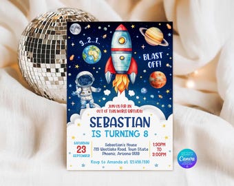 Puede incluir: Una tarjeta de invitación de cumpleaños rectangular con temática espacial, que incluye un cohete, un astronauta, planetas y estrellas sobre un fondo azul oscuro. El texto dice: 3..2..1.. BLAST OFF! JOIN US FOR AN OUT OF THIS WORLD BIRTHDAY SEBASTIAN IS TURNING 8.