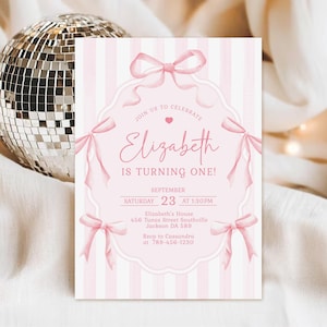 Könnte beinhalten: Eine rechteckige Geburtstagseinladungskarte mit hellrosa und weiß gestreiftem Hintergrund. Die Karte ist mit rosa Schleifen verziert und enthält den Text: JOIN US TO CELEBRATE, Elizabeth IS TURNING ONE!, SEPTEMBER, SATURDAY 23 AT 1:30PM.