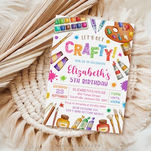 Puede incluir: Una tarjeta de invitación de cumpleaños rectangular con ilustraciones coloridas de tubos de pintura, pinceles y una paleta. El texto dice: Let's Get Crafty! Join us to celebrate Elizabeth's 5th Birthday, Saturday 23 September, Elizabeth's House, 456 Tunas Street, Southville Jackson DA, 5891, 1:30PM until 4:00PM, RSVP to Amanda at 123.456.7890, wear clothing you don't mind getting messy!