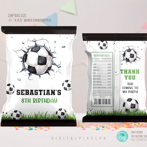 Puede incluir: Un diseño de bolsa de patatas fritas imprimible para una fiesta de cumpleaños con temática de fútbol. La bolsa presenta un balón de fútbol rompiendo una pared, hierba verde y el texto "Sebastian's 8th Birthday". La parte posterior de la bolsa tiene una etiqueta de información nutricional con una lista humorística de elementos esenciales para el cumpleaños, que incluyen amor, familia, amigos, risas y abrazos y besos. También se incluye el texto "Gracias por venir a mi fiesta".