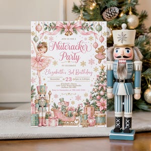 Op de afbeelding: Een uitnodigingskaart voor een Notenkraker-feest met een ballerina, een notenkraker, een peperkoekmannetje en een slee, naast een blauw-witte houten notenkrakerfiguur. De tekst luidt Join us for a Nutcracker Party to celebrate Elizabeth's 3rd Birthday.