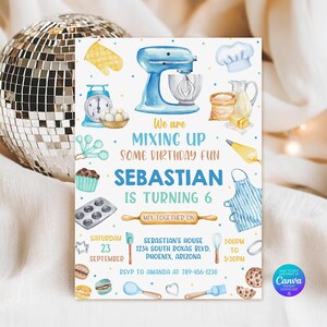 Puede incluir: Una tarjeta de invitación de cumpleaños con ilustraciones en acuarela de utensilios de repostería como una batidora azul, un guante de cocina, un gorro de chef y tazas medidoras. El texto dice: We are MIXING UP SOME BIRTHDAY FUN.