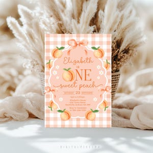 Può includere: Un biglietto d'invito rettangolare con uno sfondo a quadretti vichy arancione chiaro e bianco. Al centro è riportato il testo Elizabeth is ONE sweet peach, con illustrazioni di pesche, piccoli fiori bianchi e nastri arancioni sul bordo.