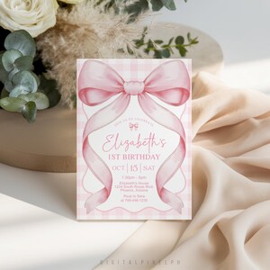 Può includere: Un biglietto d'invito rettangolare per compleanno con sfondo a quadretti rosa chiaro e bianco e un grande fiocco a nastro rosa in stile acquerello al centro. Il testo recita: Join us to celebrate, Elizabeth's 1st Birthday, Oct 15 Sat, 1:30pm-5pm, Elizabeth's House, 1234 South Roxas Blvd, Phoenix, Arizona, Rsvp to Sara at 789-456-1230.