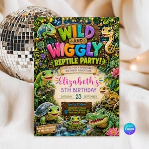 Puede incluir: Una invitación rectangular con temática de selva tropical que muestra un camaleón, una serpiente, un gecko, una tortuga, una rana y un caimán. El texto dice Wild and Wiggly Reptile Party, Elizabeth's 5th Birthday, sábado 23 de septiembre y detalles.