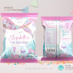 Könnte beinhalten: Rosa Chipstüte mit einem Meerjungfrauenschwanz-Design, dem Text "Elizabeth's 5th Birthday" und Unterwasserillustrationen. Die Tüte ist 27,9 cm x 21,6 cm groß, wenn sie nicht verpackt ist. Auf der Rückseite steht "Thank You for celebrating with me".