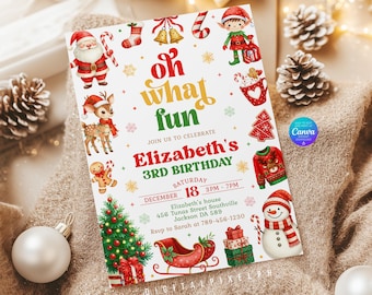 Può includere: Un biglietto d'invito di compleanno rettangolare con illustrazioni a tema natalizio tra cui Babbo Natale, una renna, un pupazzo di neve, un elfo, un omino di pan di zenzero, un albero di Natale e regali. Il testo recita: oh what fun, Elizabeth's 3RD BIRTHDAY.
