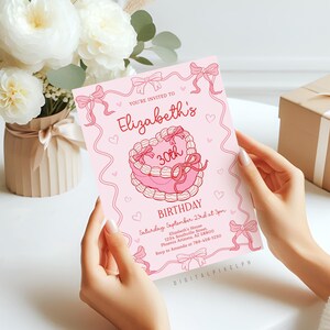Puede incluir: Una invitaci&oacute;n de cumplea&ntilde;os rosa con el texto "Elizabeth's 30th Birthday" y una ilustraci&oacute;n de pastel en forma de coraz&oacute;n. La invitaci&oacute;n incluye la fecha, hora y lugar. El dise&ntilde;o est&aacute; adornado con lazos y corazones.