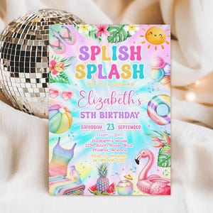 Puede incluir: Una colorida invitación con el texto "SPLISH SPLASH" y "5º Cumpleaños de Elizabeth". El diseño incluye un flamenco, un balón de playa y helados. La invitación está sobre un fondo blanco.