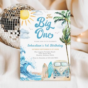 Op de afbeelding: Een uitnodiging met strandthema voor een eerste verjaardagsfeestje. Het ontwerp toont een zon, palmbomen, golven, surfplanken en een vintage busje. De tekst luidt "The Big One" en bevat feestdetails.