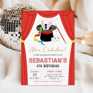 Könnte beinhalten: Eine rechteckige Geburtstagseinladungskarte mit roten Bühnenvorhängen, einem schwarzen Zylinder mit weißen Hasenohren, einem Zauberstab und Spielkarten. Der Text lautet: Abra Cadabra! COME CELEBRATE WITH US AT SEBASTIAN'S 4TH BIRTHDAY, 23. SEPTEMBER.