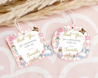 Könnte beinhalten: Zwei Geschenk-Anhänger im Alice im Wunderland-Stil. Einer ist quadratisch, der andere rund. Beide haben ein rosa-weißes Rautenmuster, florale Akzente und den Text "Danke, dass du mit mir feierst, Liebe, Samantha."