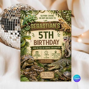 Op de afbeelding: Een rechthoekige verjaardagsuitnodiging met een junglethema en diverse reptielen zoals een kameleon, slang, schildpad en krokodil. De tekst luidt Sebastian's 5th Birthday, inclusief details over de datum, tijd en locatie van het evenement.