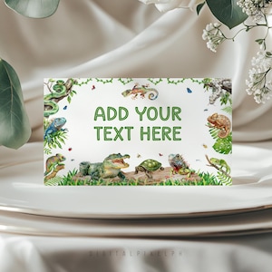 Può includere: Una carta rettangolare con il testo verde ADD YOUR TEXT HERE al centro, circondato da un'illustrazione ad acquerello di vari rettili, tra cui un serpente, un alligatore, una tartaruga e camaleonti su un bordo di fogliame verde.