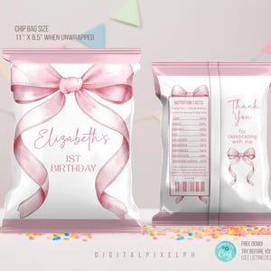 Könnte beinhalten: Rosa-weißer Chipstüte mit einer rosa Schleife und dem Text "Elizabeth's 1st Birthday". Auf der Rückseite der Tüte befindet sich ein Nährwertkennzeichen und der Text "Vielen Dank fürs Feiern mit mir".