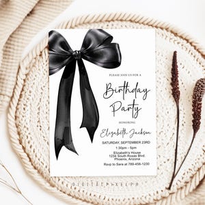 Peut inclure: Une carte d'invitation rectangulaire blanche pour une fête d'anniversaire avec une grande illustration de nœud en ruban noir sur le côté gauche. Le texte indique : Please join us for a Birthday Party honoring Elizabeth Jackson, Saturday, September 23rd, 1:30pm-5pm, Elizabeth's House, 1234 South Roxas Blvd, Phoenix, Arizona, Rsvp to Sara at 789-456-1230.