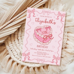 Puede incluir: Una invitaci&oacute;n de cumplea&ntilde;os rosa con una ilustraci&oacute;n de pastel en forma de coraz&oacute;n. La invitaci&oacute;n incluye el texto "Est&aacute;s invitado/a al 30 cumplea&ntilde;os de Elizabeth" y detalles del evento. Lazos y corazones decorativos enmarcan el texto.