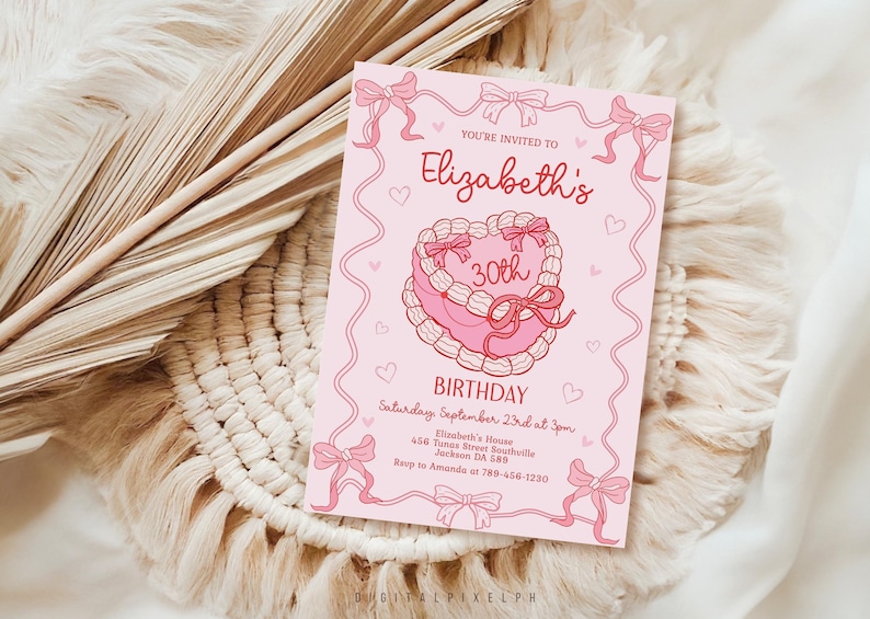 Puede incluir: Una invitaci&oacute;n de cumplea&ntilde;os rosa con una ilustraci&oacute;n de pastel en forma de coraz&oacute;n. La invitaci&oacute;n incluye el texto "Est&aacute;s invitado/a al 30 cumplea&ntilde;os de Elizabeth" y detalles del evento. Lazos y corazones decorativos enmarcan el texto.