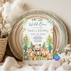 Könnte beinhalten: Eine rechteckige Geburtstagseinladungskarte mit Aquarellillustrationen von einem Bären, Reh, Fuchs, Waschbären, Eichhörnchen und Igel im Wald. Der Text lautet Wild One, Sebastian's 1st Birthday sowie weitere Veranstaltungsdetails.