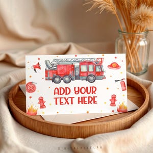 Könnte beinhalten: Eine rechteckige weiße Karte mit einer Aquarellillustration eines roten Feuerwehrautos, eines Megafons, eines Feuerwehrhelms, eines Feuerwehrschlauchs, eines Hydranten und Flammen. Der Text "ADD YOUR TEXT HERE" ist mittig in Rot gedruckt.