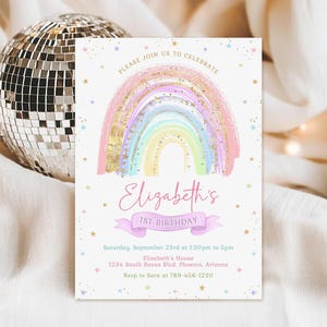 Może przedstawiać: Prostokątne zaproszenie na urodziny z grafiką pastelowej tęczy i złotymi gwiazdkami. Tekst brzmi: PLEASE JOIN US TO CELEBRATE, Elizabeth's 1ST BIRTHDAY, Saturday, September 23rd at 1:30pm to 5pm, Elizabeth's House, 1234 South Roxas Blvd. Phoenix, Arizona, Rsvp to Sara at 789-456-1230.